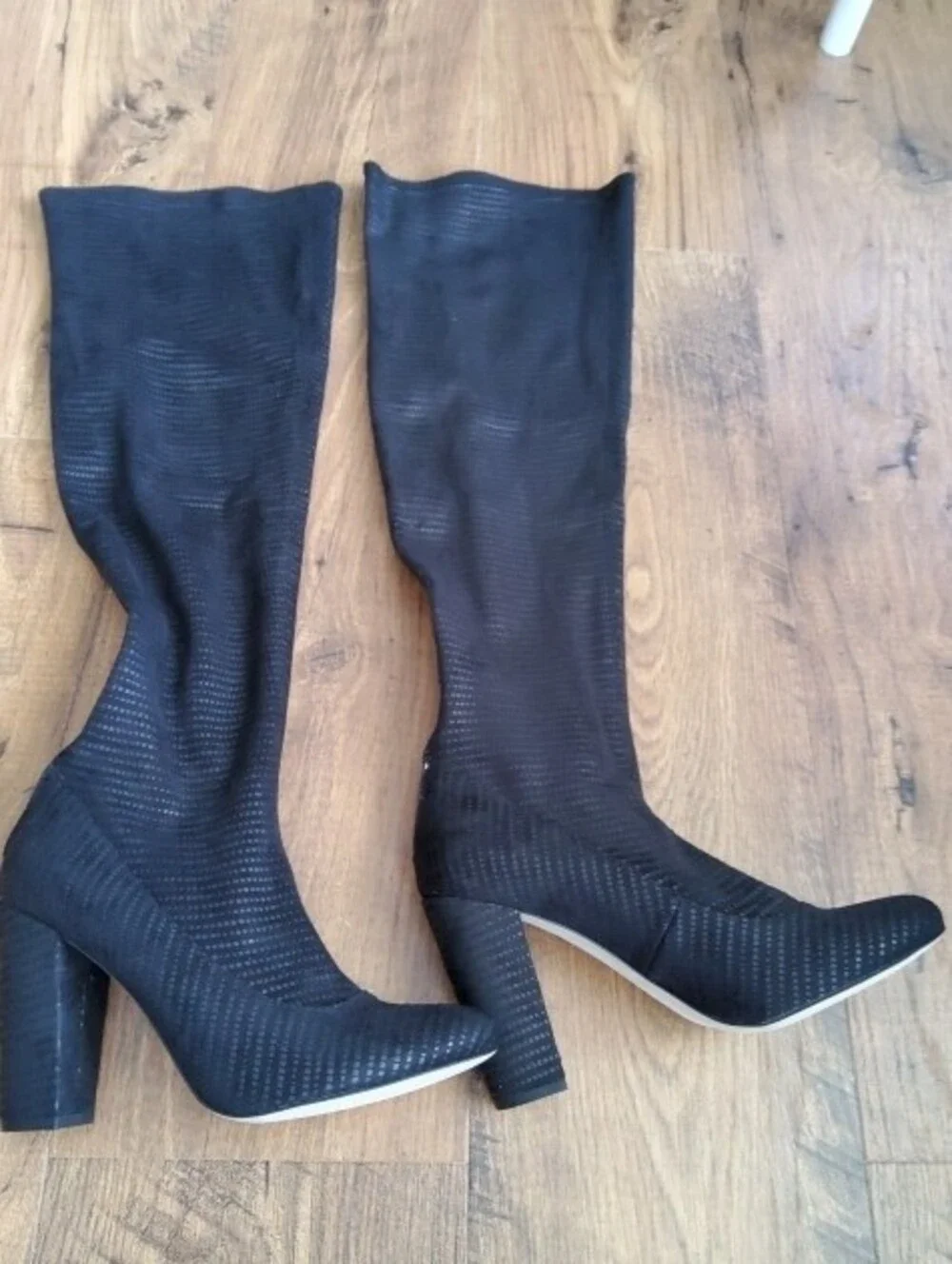 Ricci. stylish black